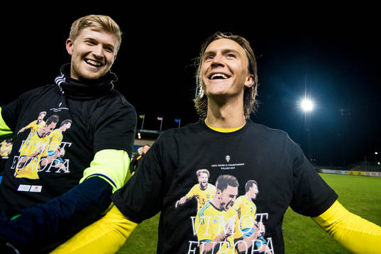 Sveriges målvakt Jesper Johansson och Kristoffer Olsson