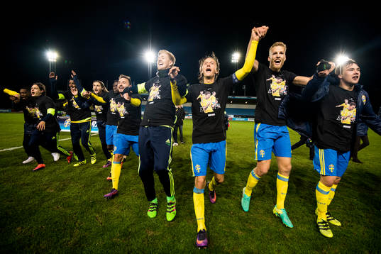 Sveriges Muamer Tankovic, målvakt Jesper Johansson,