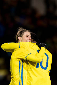 Sveriges Pawel Cibicki jublar ihop med Carlos Strandberg