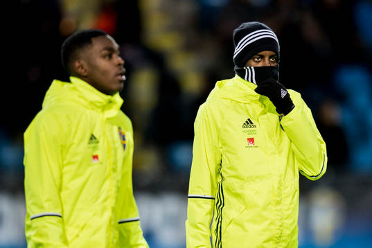 Sveriges Joel Asoro och Alexander Isak värmer upp