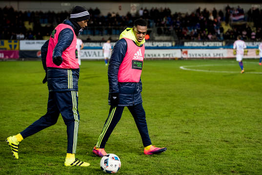 Sveriges Alexander Isak och Joel Asoro värmer upp