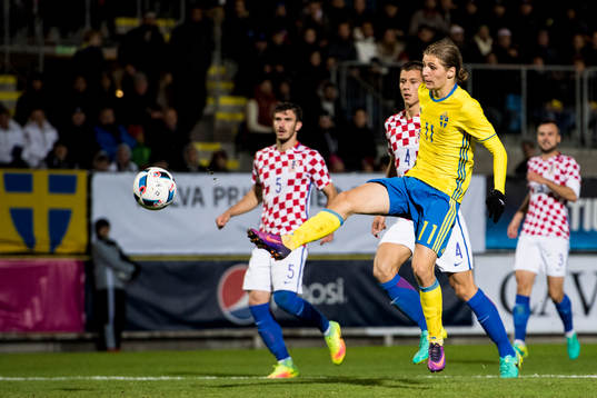 Sveriges Pawel Cibicki med målchans