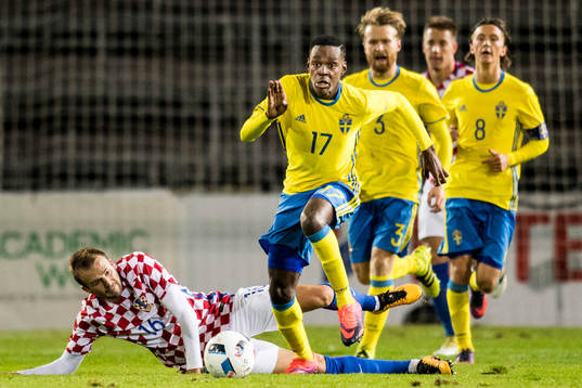 Sveriges Joel Asoro tar sig förbi Kroatiens Josip Misic