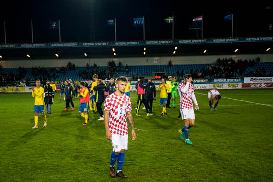 Kroatiens Dino Mikanovic och Antonio Milic deppar när dom