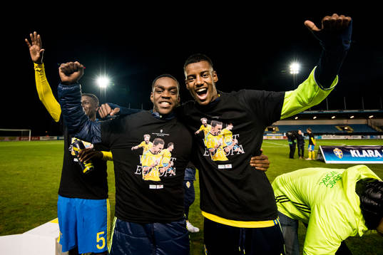 Sveriges Joel Asoro och Alexander Isak jublar