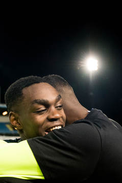 Sveriges Joel Asoro och Alexander Isak kramas
