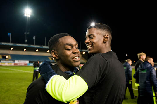 Sveriges Joel Asoro och Alexander Isak kramas