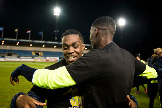 Sveriges Joel Asoro och Alexander Isak kramas