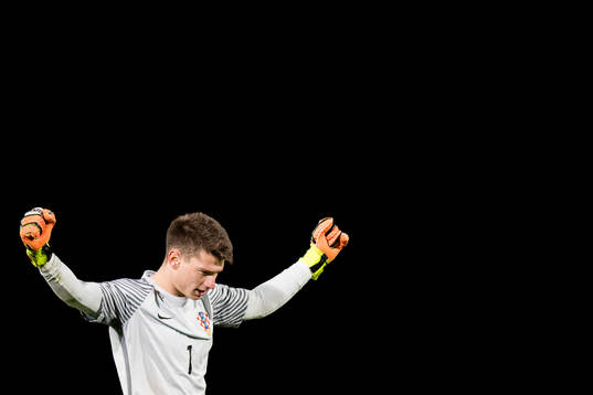 Kroatiens målvakt Dominik Livakovic jublar