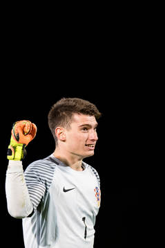 Kroatiens målvakt Dominik Livakovic jublar