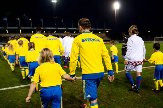 Sveriges och Kroatiens spelare gör entré
