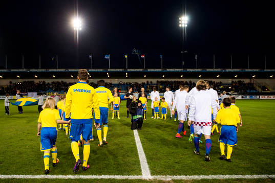 Sveriges och Kroatiens spelare gör entré