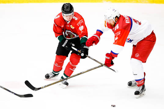 Frölundas Carl Grundström och Yunost Minsks Alexander