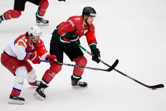 Frölundas Henrik Tömmernes före Yunost Minsks Daniel