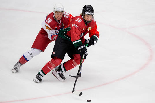 Frölundas Filip Westerlund före en Yunost Minsk spelare