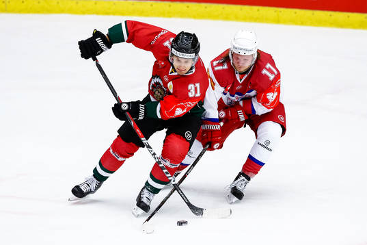 Frölundas Nicklas Lasu och Yunost Minsks Anton Yeliseyenko