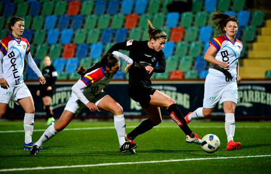Göteborgs Pauline Hammarlund gör 2-0 mot Hovås Billdals