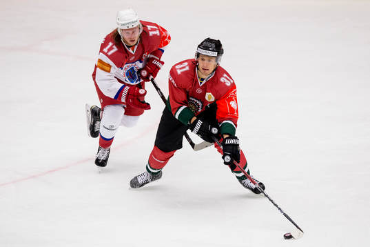 Frölundas Nicklas Lasu före Yunost Minsks Anton