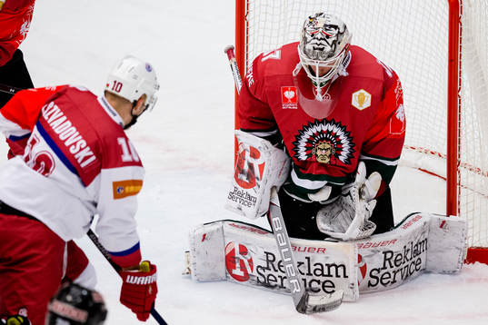 Frölundas målvakt Johan Gustafsson räddar ett skott