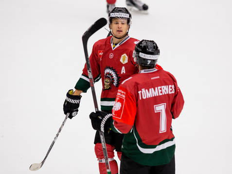 Frölundas Nicklas Lasu gratulerar Henrik Tömmernes