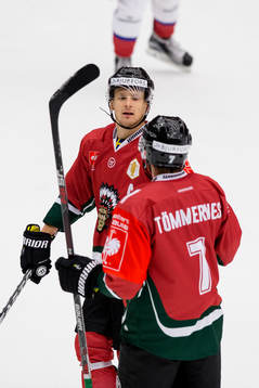 Frölundas Nicklas Lasu gratulerar Henrik Tömmernes