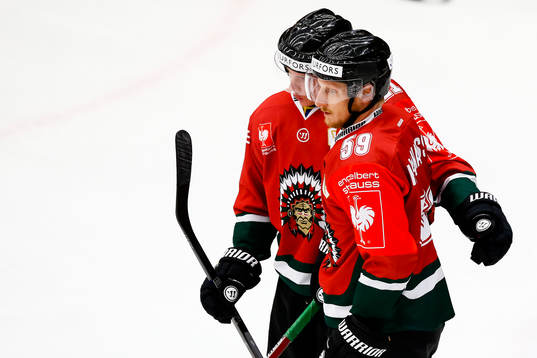 Frölundas Victor Olofsson  och Simon Hjalmarsson  jublar