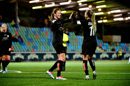 Göteborgs Pauline Hammarlund  och Elin Rubensson jublar