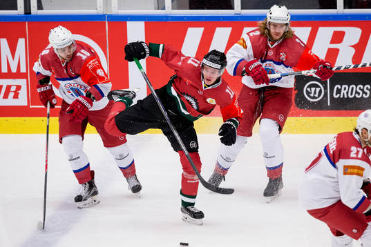 Frölundas Victor Olofsson tacklas av Yunost Minsks