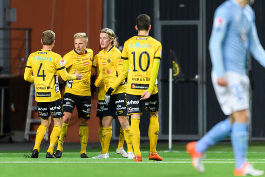Elfsborgs Per Frick har gjort 2-2 och jublar ihop med