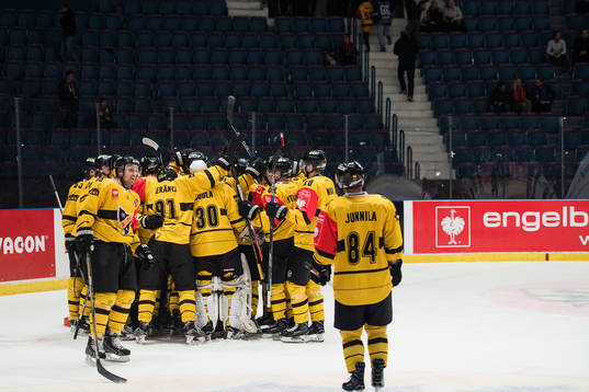 KalPas spelare jublar med Eero Kilpelainen