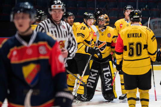 KalPas spelare jublar med Eero Kilpelainen