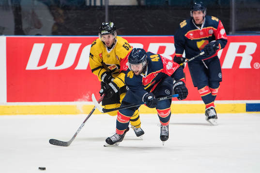 Djurgårdens Mikko Kousa utmanas av KalPas Sami Mutanen