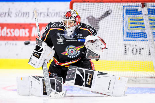 Luleås målvakt Maria Omberg på uppvärmningen