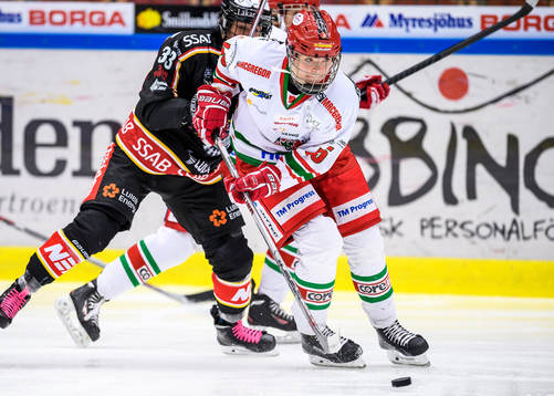Modos Paula Bergström med pucken