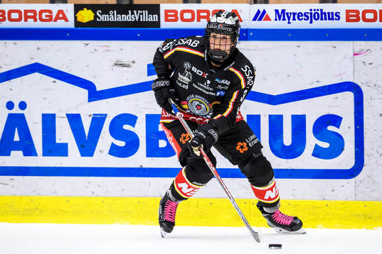 Luleås Michelle Karvinen med pucken