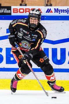 Luleås Michelle Karvinen med pucken
