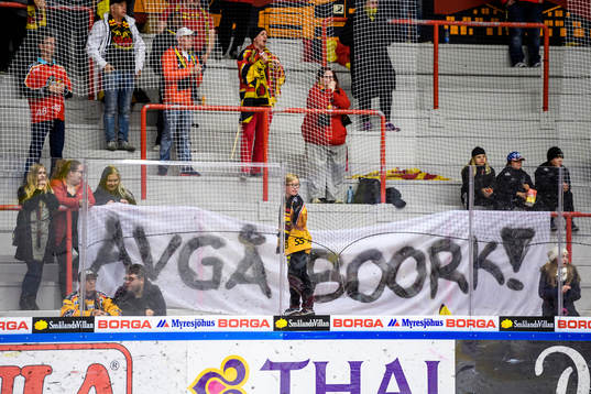 En banderoll med texten " Avgå Boork"