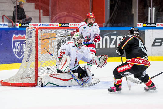 Luleås Anja Stiefel gör 6-2 bakom Modos målvakt Sarah