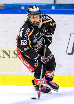 Luleås Anja Stiefel med pucken