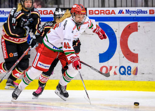 Modos Paula Bergström jagas av Luleås Michelle Karvinen