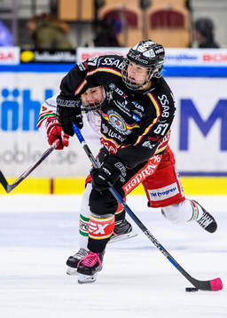 Luleås Linn Peterson med pucken