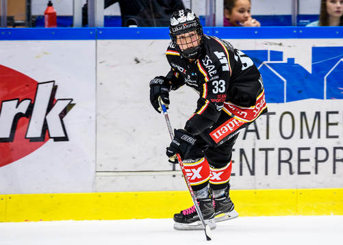 Luleås Michelle Karvinen med pucken