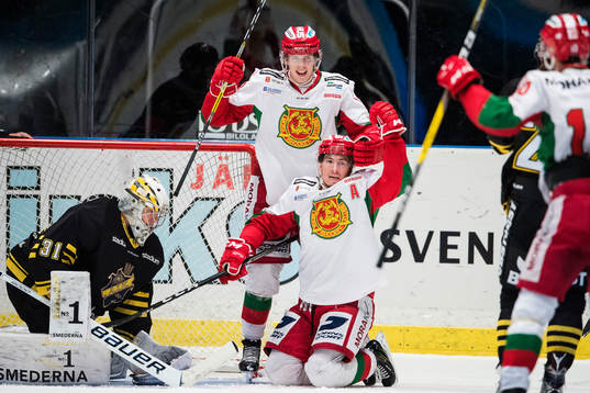Moras Robin Johansson (sittandes) jublar
