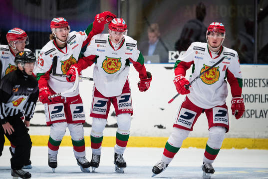 Moras spelare med Erik Flood (tv) jublar