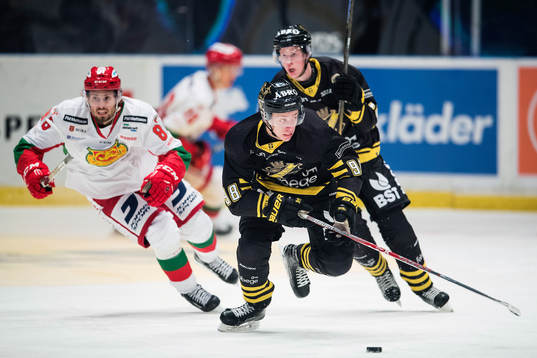 s Jesper Bratt jagas av Moras Mathias Bromé
