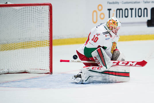 Moras målvakt Mattias Pettersson släpper en puck