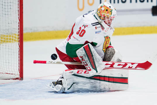 Moras målvakt Mattias Pettersson släpper en puck