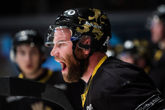 s Christian Sandberg ropar mot domaren
