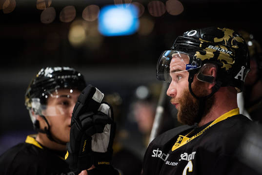 s Christian Sandberg pratar med domaren