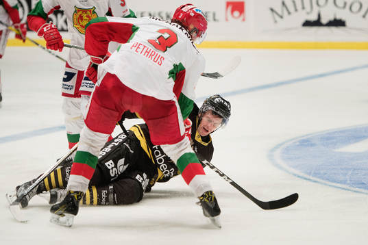 s Oscar Steen faller i en duell med Moras William Pethrus